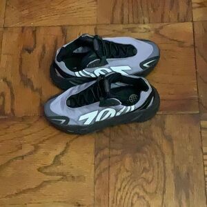 Yeezy 700 mnvn